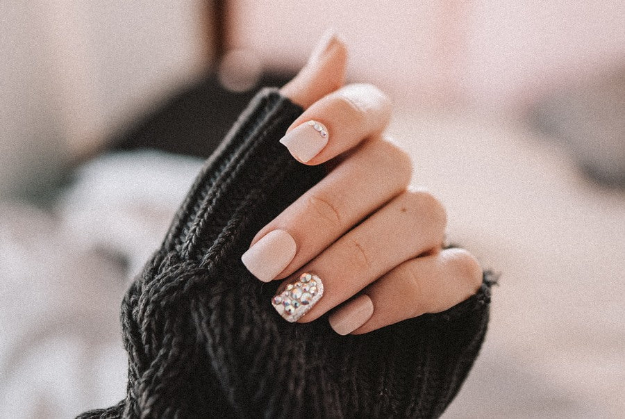 How to apply nail wraps?